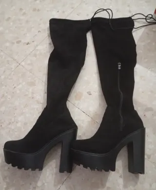 Botas altas negras talla 35