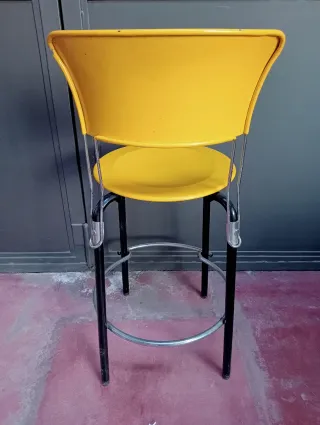 Sgabello vintage metallo giallo post moderno