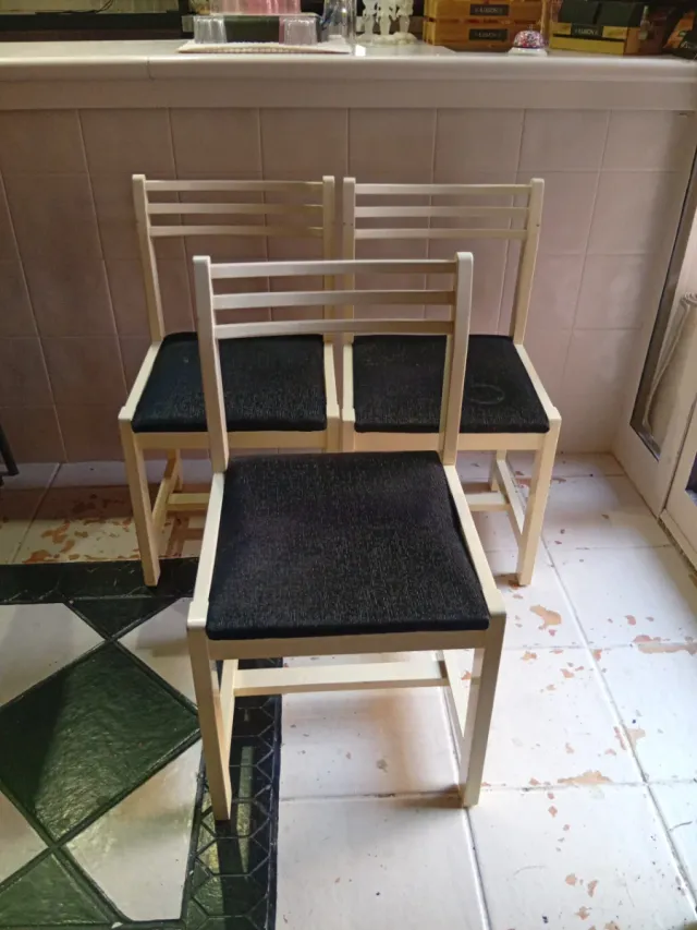 3 Sillas de Madera con Asiento Negro