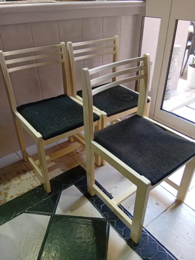 3 Sillas de Madera con Asiento Negro