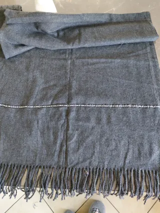 Sciarpa uomo grigia con logo