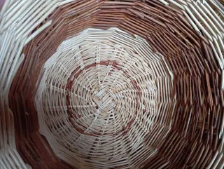 Cesta de mimbre con dos asas