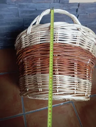 Cesta de mimbre con dos asas