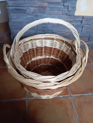 Cesta de mimbre con dos asas