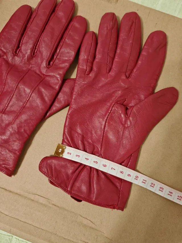 Guantes de piel rojos