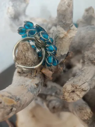 Anillo ajustable cristalitos azules. Plateado