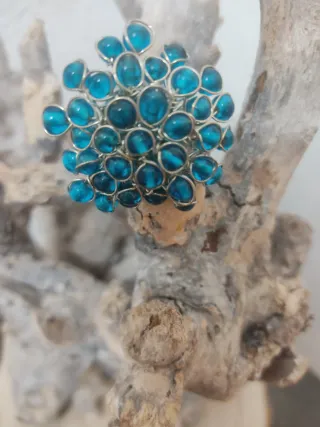 Anillo ajustable cristalitos azules. Plateado