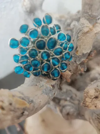 Anillo ajustable cristalitos azules. Plateado