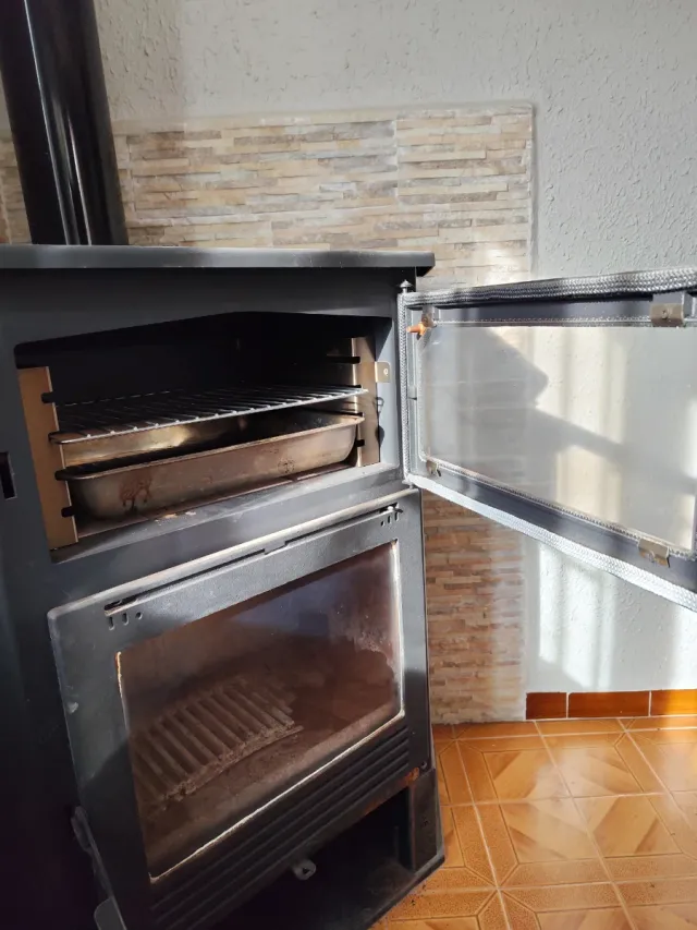 Estufa de leña rinconera con horno CH-8