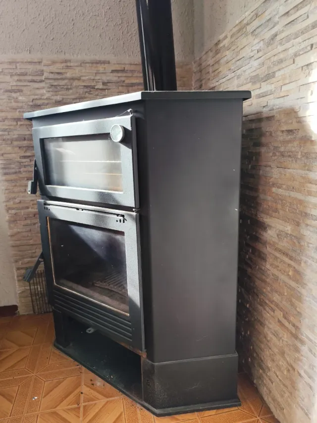 Estufa de leña rinconera con horno CH-8