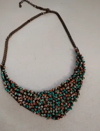 Collar de cuentas multicolor