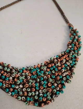 Collar de cuentas multicolor