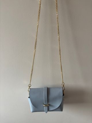 Bolso piel azul con cadena dorada