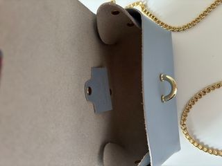 Bolso piel azul con cadena dorada