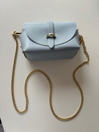 Bolso piel azul con cadena dorada