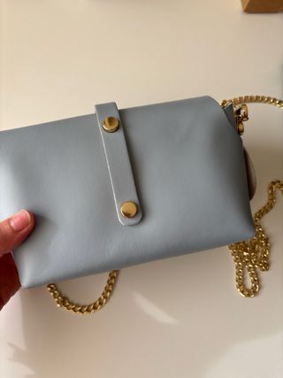 Bolso piel azul con cadena dorada