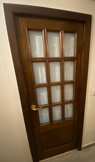 Puerta madera nogal con cristal