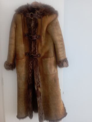 Abrigo de piel con capucha.Marcos Luengo .