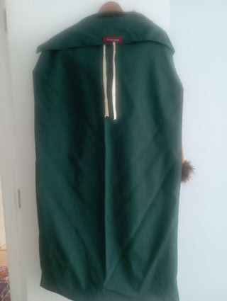 Abrigo de piel con capucha.Marcos Luengo .