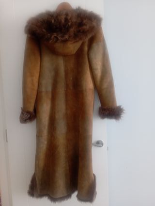 Abrigo de piel con capucha.Marcos Luengo .