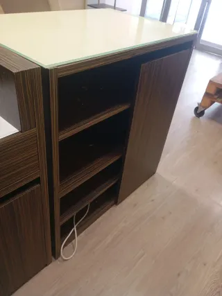 Mostrador tienda en madera y cristal.