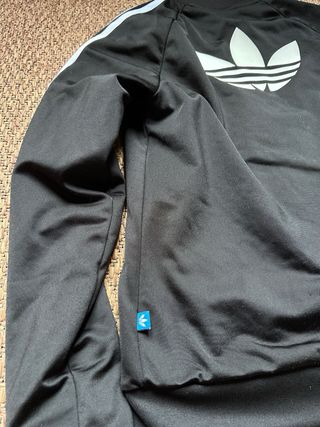 Adidas Original label azul.