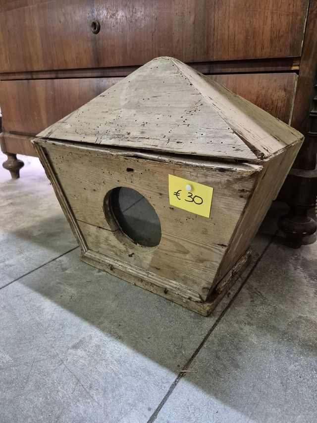 Casetta per animali da restaurare