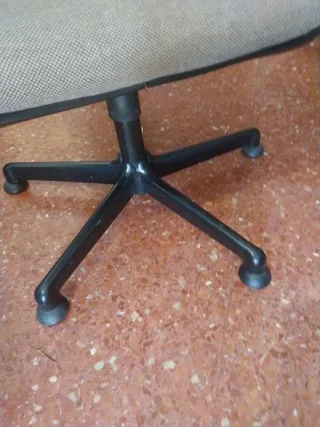 Silla de estudio antigua en buen estado