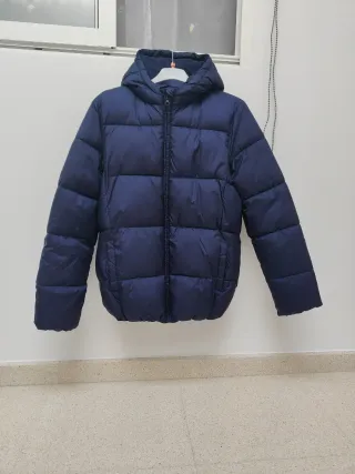 Abrigo azul con capucha