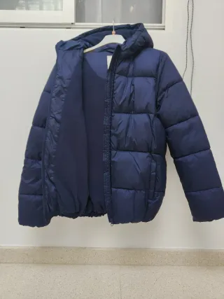 Abrigo azul con capucha