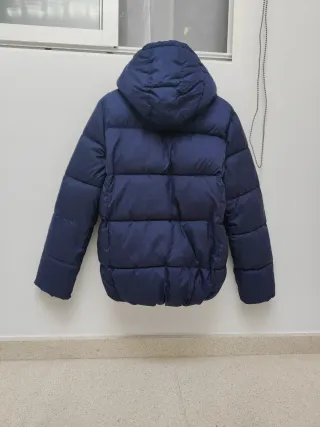 Abrigo azul con capucha