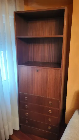 Armario de madera con cajones