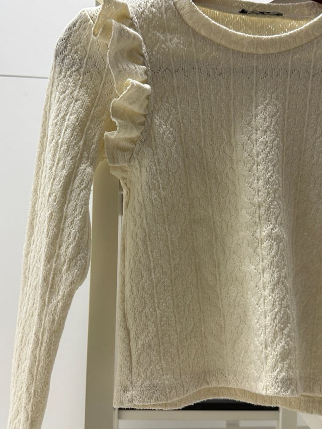 Camiseta beige manga larga con volantes