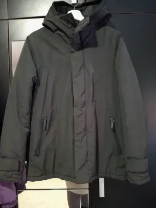 Chaquetón negro con capucha