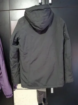 Chaquetón negro con capucha