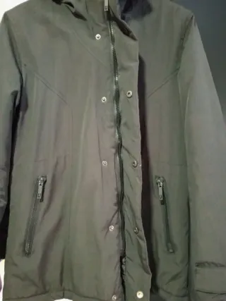 Chaquetón negro con capucha