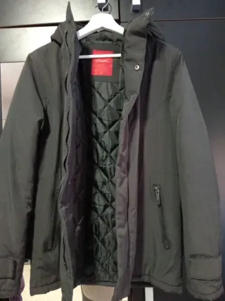 Chaquetón negro con capucha