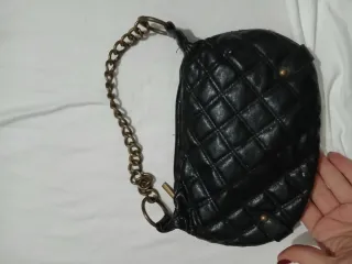 Borsa nera trapuntata con catena