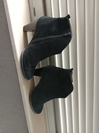 Botines de ante negros con tacón