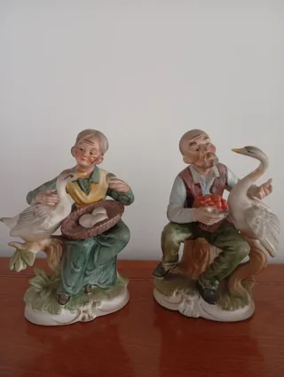Figure di porcellana di anziani con oche