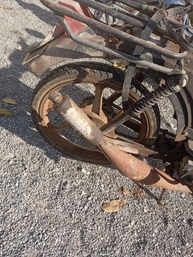 Moto para despiece años sin arrancar pero se kedo