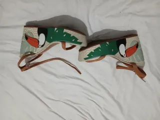 Zeppe con fantasia tucano e foglie