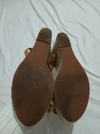 Zeppe con fantasia tucano e foglie