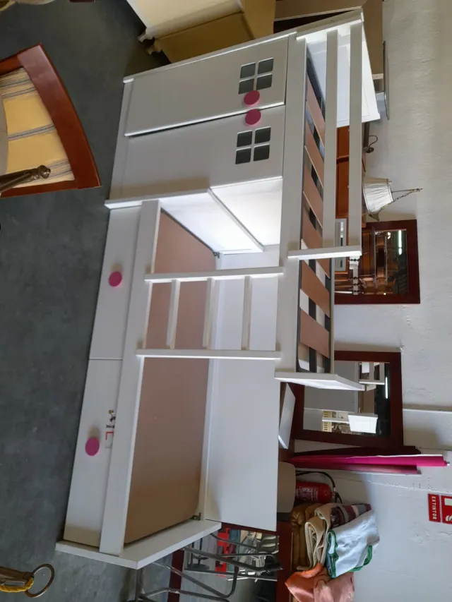 Cama tren blanca y rosada