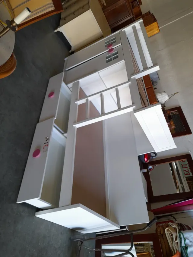 Cama tren blanca y rosada