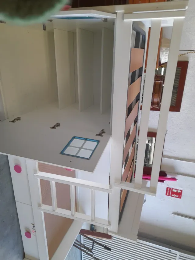 Cama tren blanca y rosada