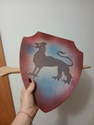 Scudo con leone rampante dipinto