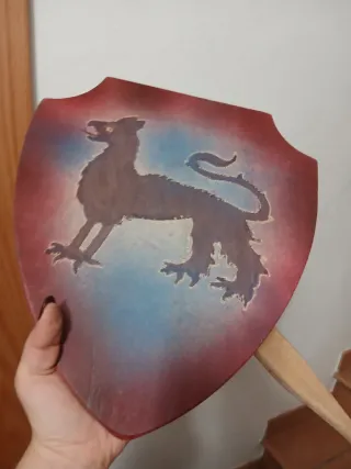 Scudo con leone rampante dipinto