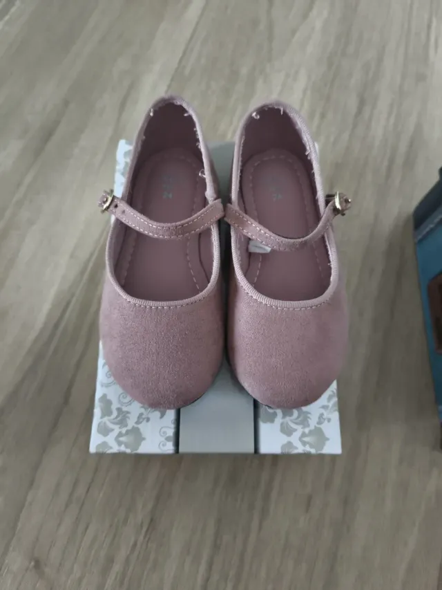 Merceditas rosa empolvado. Marca Sfera talla 24