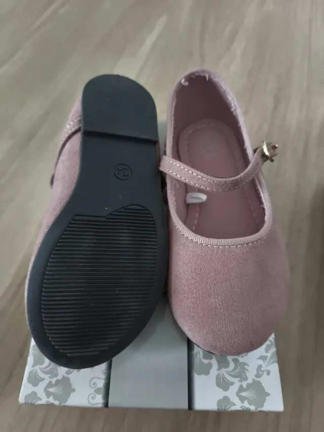 Merceditas rosa empolvado. Marca Sfera talla 24